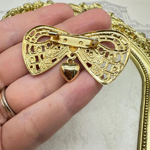 Vintage Gold Tone Lightweight Bow Ribbon Heart Brooch Pin Victorian - Picture 3 of 3